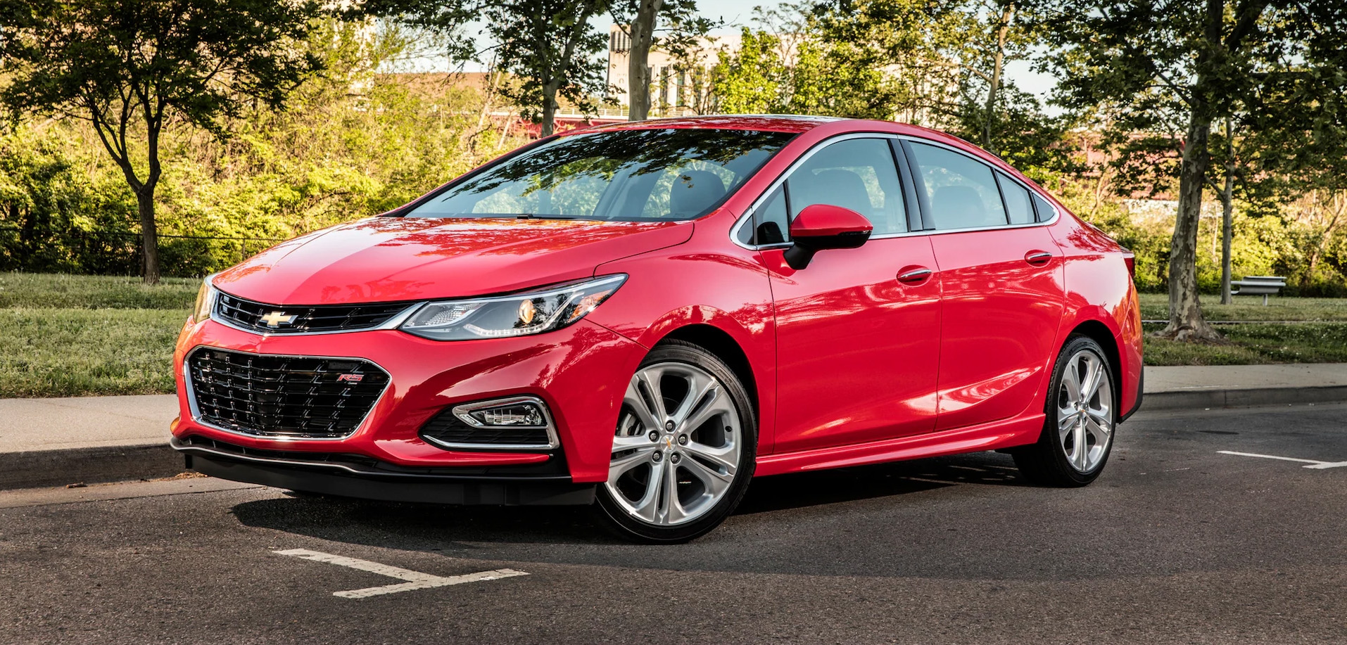 2016 Chevy Cruze oświetlenie zewnętrzne obejmuje reflektory z funkcją automatycznego sterowania