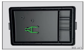 Rys. 218 Pokrywa skrzynki bezpieczników w komorze silnika: plastikowe szczypce do bezpieczników